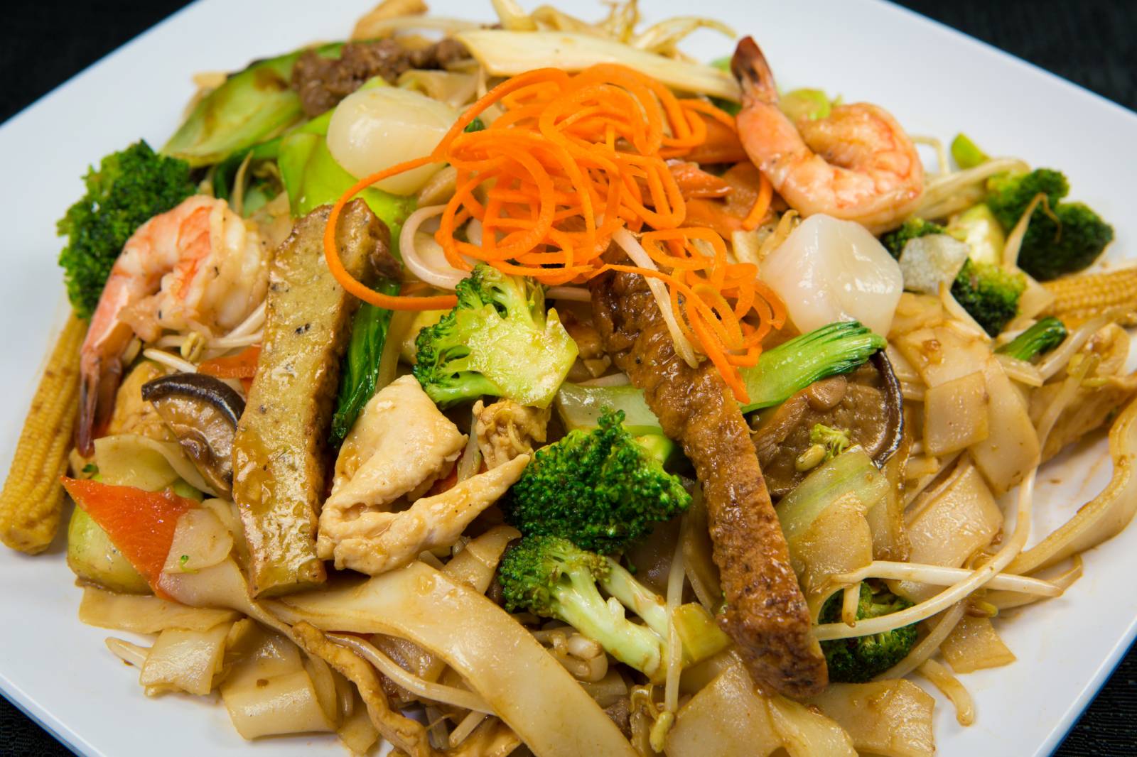 Combination w. Flat Soft Noodle $15.99 - Mì Xào Mềm Thập Cẩm